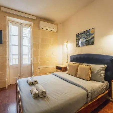 Apartament 3br Townhouse With Private Rooftop In Bormla