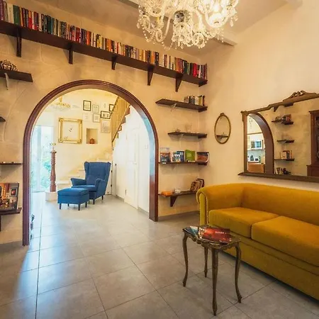 Apartament 3br Townhouse With Private Rooftop In Bormla