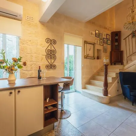 Apartament 3br Townhouse With Private Rooftop In Bormla Ta' Penza